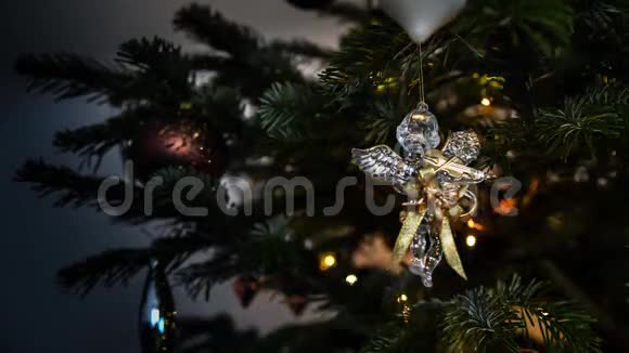 圣诞天使彩树背景金视频的预览图
