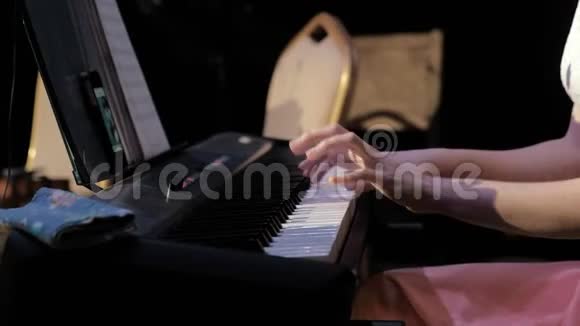 一个女人在交响乐团弹钢琴视频的预览图