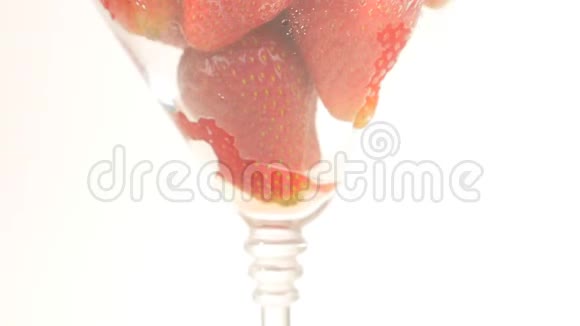 红鲜草莓轮作视频的预览图