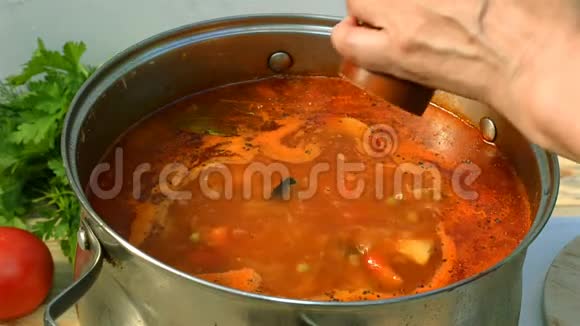 锅与自制开胃和美味的罗宋汤红甜菜根蔬菜汤在平底锅中煮沸视频的预览图