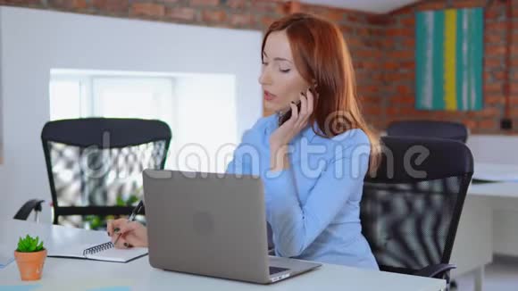 在办公室工作的带手机手提电脑的女性视频的预览图