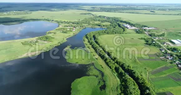 从高处到俄罗斯的池塘和村庄视频的预览图
