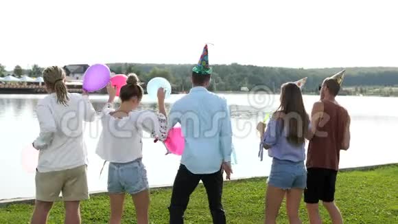 一群年轻人在湖底吹肥皂泡视频的预览图