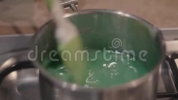 家庭糖果坯料煮染糖糖浆加入食物颜色搅拌视频的预览图