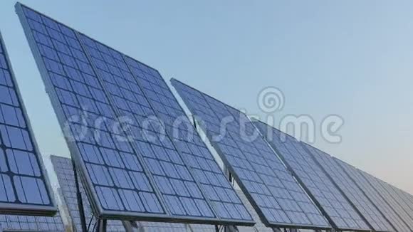 一排现代太阳能电池板对抗蓝天可再生太阳能发电4K无缝可循环剪辑方案视频的预览图