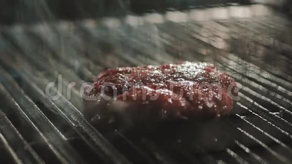 金属镊子可以代替烧烤炉上的烧肉视频的预览图