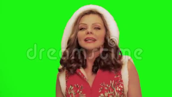 漂亮的女人卷发穿着圣诞服装戴着手套手里拿着木桶唱着反对变色的歌视频的预览图