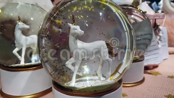 一个玻璃雪球里面有麒麟雕像视频的预览图