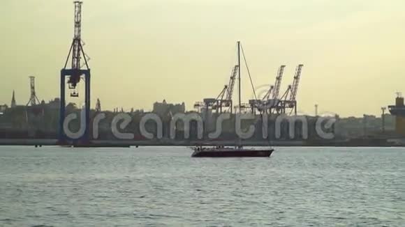 观海港与船舶航行视频的预览图