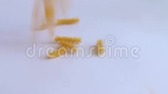 意大利面螺旋下降白色背景视频的预览图