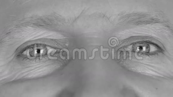 男人眼睛上黑白分明的特写视频的预览图