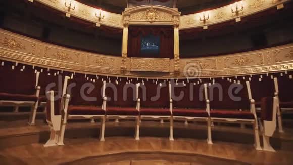 音乐厅豪华阳台空椅排红色窗帘视频的预览图