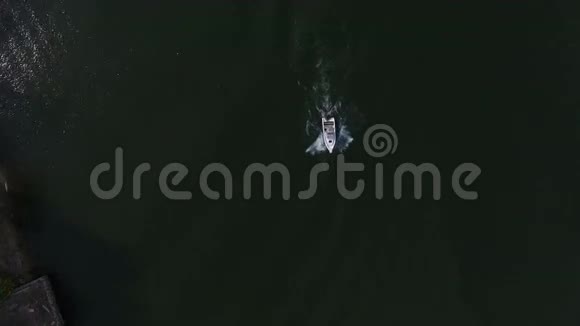 一艘小船在河中缓慢移动的空中镜头视频的预览图