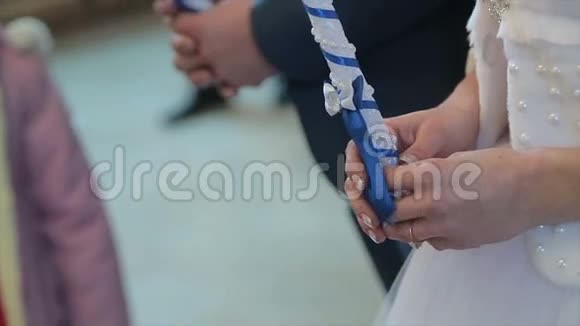 婚礼双手上的蜡烛视频的预览图