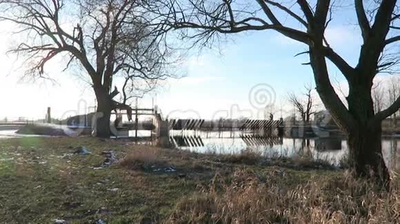 冬季德国勃兰登堡哈维尔河上的历史针刺堰视频的预览图