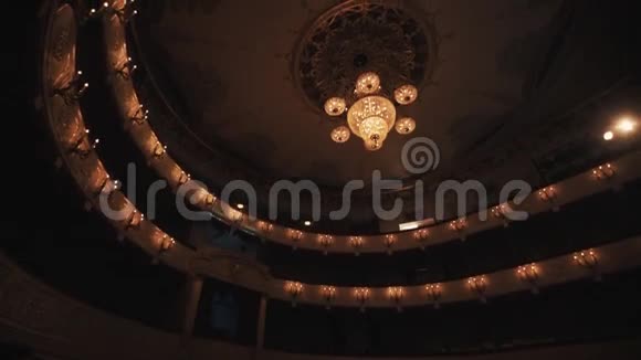 豪华音乐厅内微微发光的吊灯温暖的光线视频的预览图