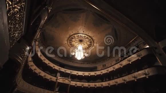 豪华音乐厅内的昂贵吊灯温暖的灯光视频的预览图