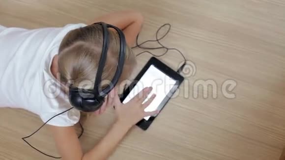 房间里的小女孩用平板电脑计时视频的预览图