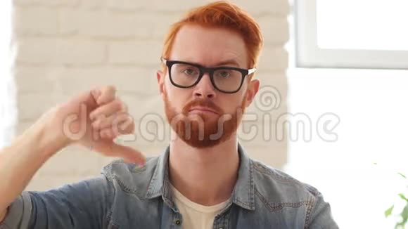 损失反应拇指向下不满的人与胡子和红发肖像视频的预览图