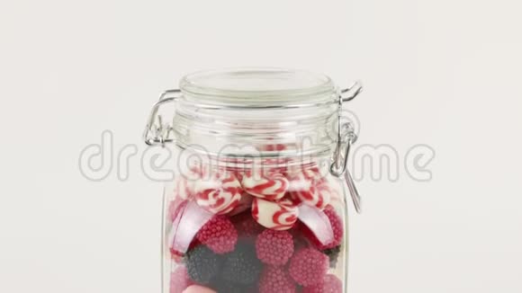 玻璃罐有许多明亮的甜糖果视频的预览图