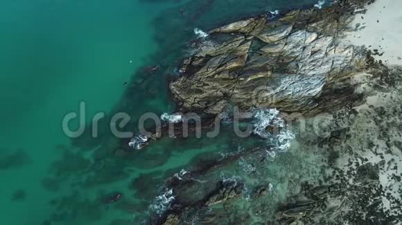 空中观景无人机在泰国普吉岛拍摄海景海浪撞击岩石视频的预览图