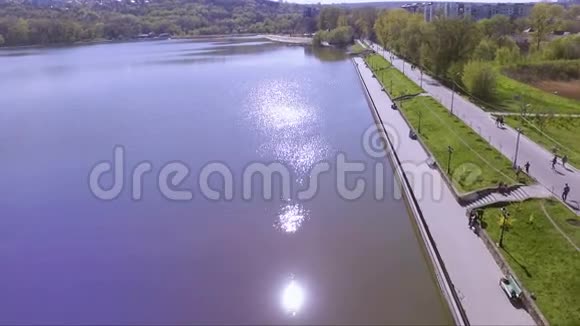 在阳光明媚的春天城市公园的湖面上闪烁着美丽的光芒视频的预览图