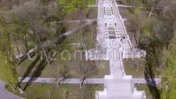 城市公园的鸟瞰图人们走上楼梯视频的预览图