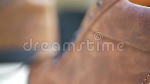 男士时尚棕色皮靴视频的预览图