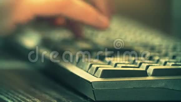 男人用电脑键盘打字4K视频视频的预览图