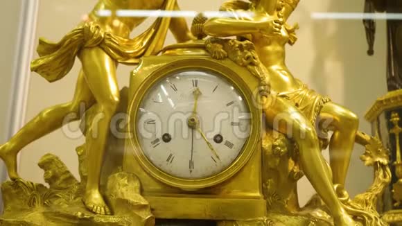 博物馆里的老式金表十九世纪末西欧制造的哥特式钟时钟视频的预览图