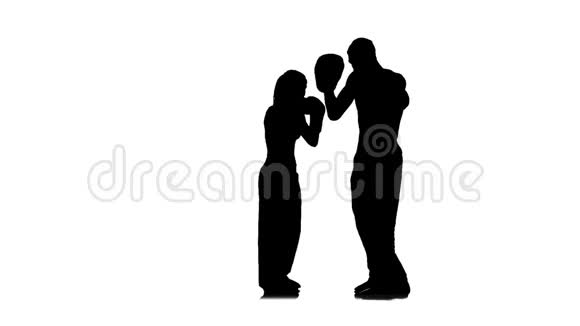 在拳击手的直接打击下工作剪影白色背景视频的预览图