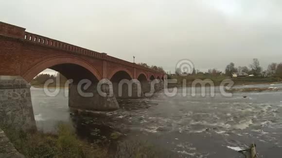 拉托维亚库尔迪加市穿越文塔河的老砖桥视频的预览图