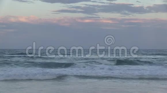 塔鱼竿在黄昏时分闯入澳大利亚昆士兰东南部黄金海岸的景色视频的预览图
