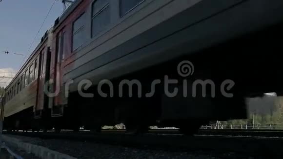 火车在跑道上行驶视频的预览图