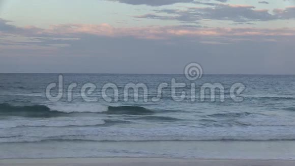 日落反射在云在东部黄金海岸东南昆士兰澳大利亚视频的预览图