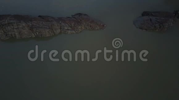 日出时飞越塞罗托瑞山和拉古纳托瑞阿根廷巴塔哥尼亚视频的预览图