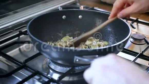 用炒菜制酱油的工艺视频的预览图