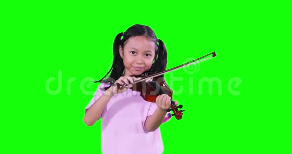 可爱的小女孩在演播室拉小提琴视频的预览图