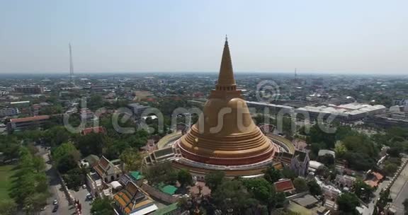 泰国老佛塔的空中场景视频的预览图