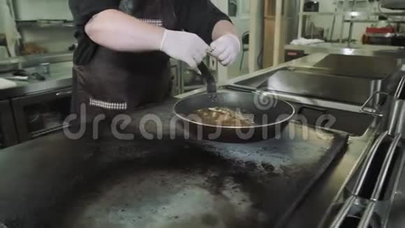 在海鲜餐厅比目鱼多拉多煎锅准备美味鱼的厨师视频的预览图