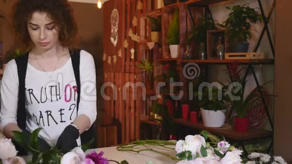 专业花商开始制作粉白牡丹花束视频的预览图