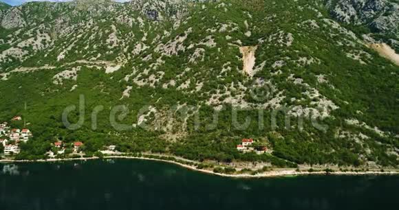 Kotor湾附近的山路和沿岸村庄的鸟瞰图视频的预览图