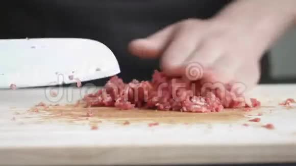 男性手为汉堡做肉肉视频的预览图