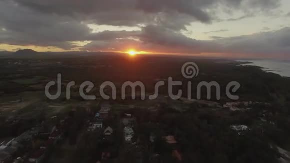 日落时分飞越毛里求斯绿色大陆视频的预览图