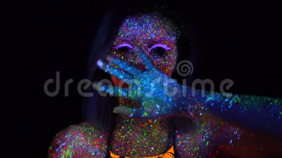 紫色头发在霓虹灯中跳舞的美丽女人的肖像有荧光创意的迷幻少女视频的预览图