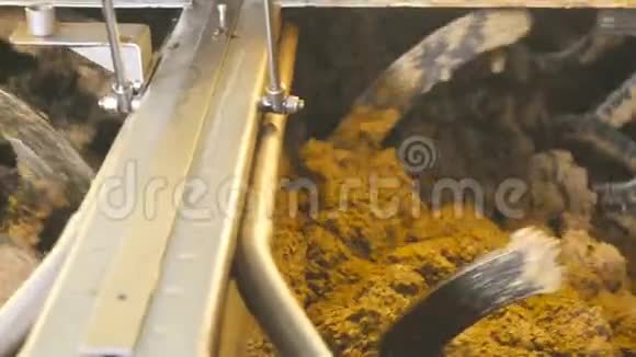 工厂里的搅拌器把橄榄混合成油视频的预览图
