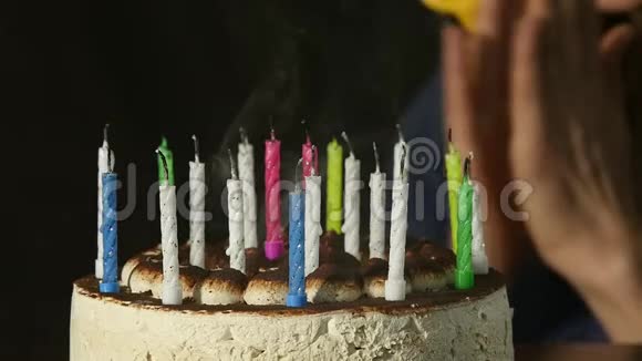 喜怒哀乐的女人吹灭生日蛋糕上的蜡烛蜡烛熄灭了视频的预览图