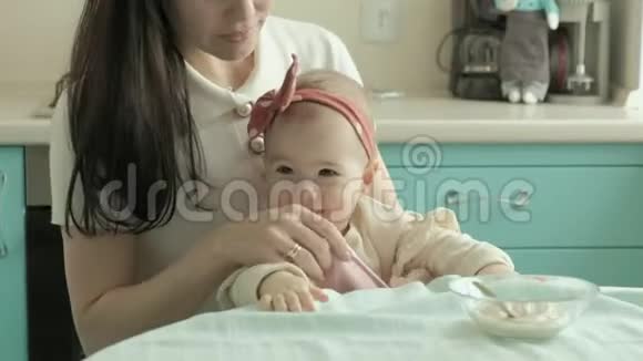 妈妈用勺子喂婴儿母亲概念视频的预览图