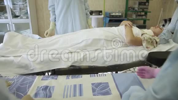 一组外科医生将病人术后转移到床上进行运输视频的预览图