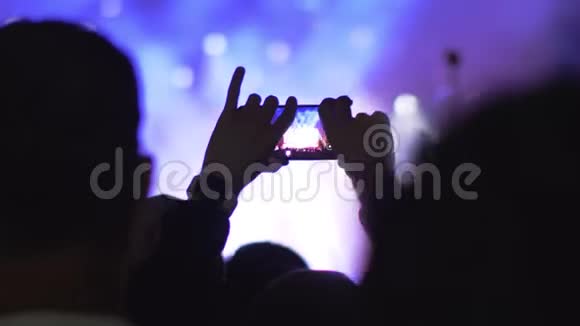 制作音乐会表演的手机视频视频的预览图